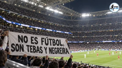 Una pancarta contra Tebas aparece en la grada del Bernabéu