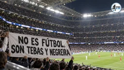 Una pancarta contra Tebas aparece en la grada del Bernabéu