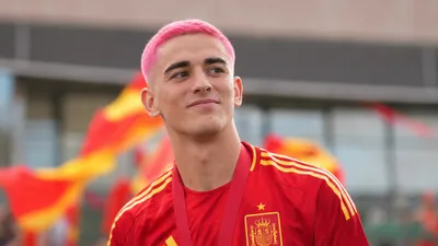 Gavi cumple su palabra tras el Mundial: se tiñe el pelo de rosa