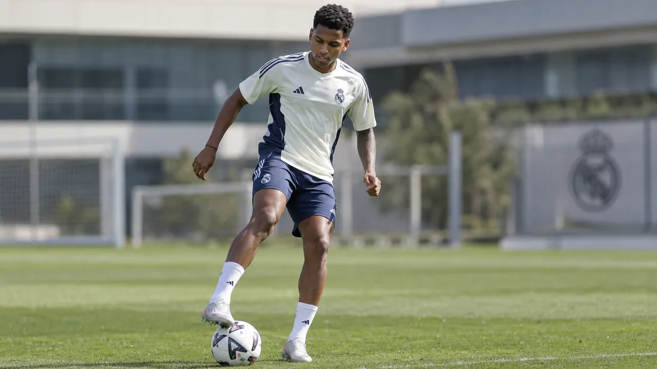 Rodrygo avanza en su recuperación y toca balón en Valdebebas