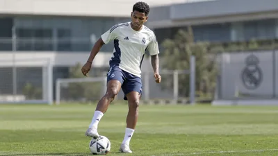 Rodrygo avanza en su recuperación y toca balón en Valdebebas