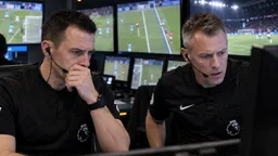 El VAR aparta a Donohue y Antrobus tras el error en el gol de Haaland