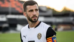 Valencia CF gestiona salidas y renovaciones en una plantilla condicionada por el fair play