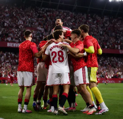 El Sevilla remonta al Rayo con un penalti de Peque en el descuento