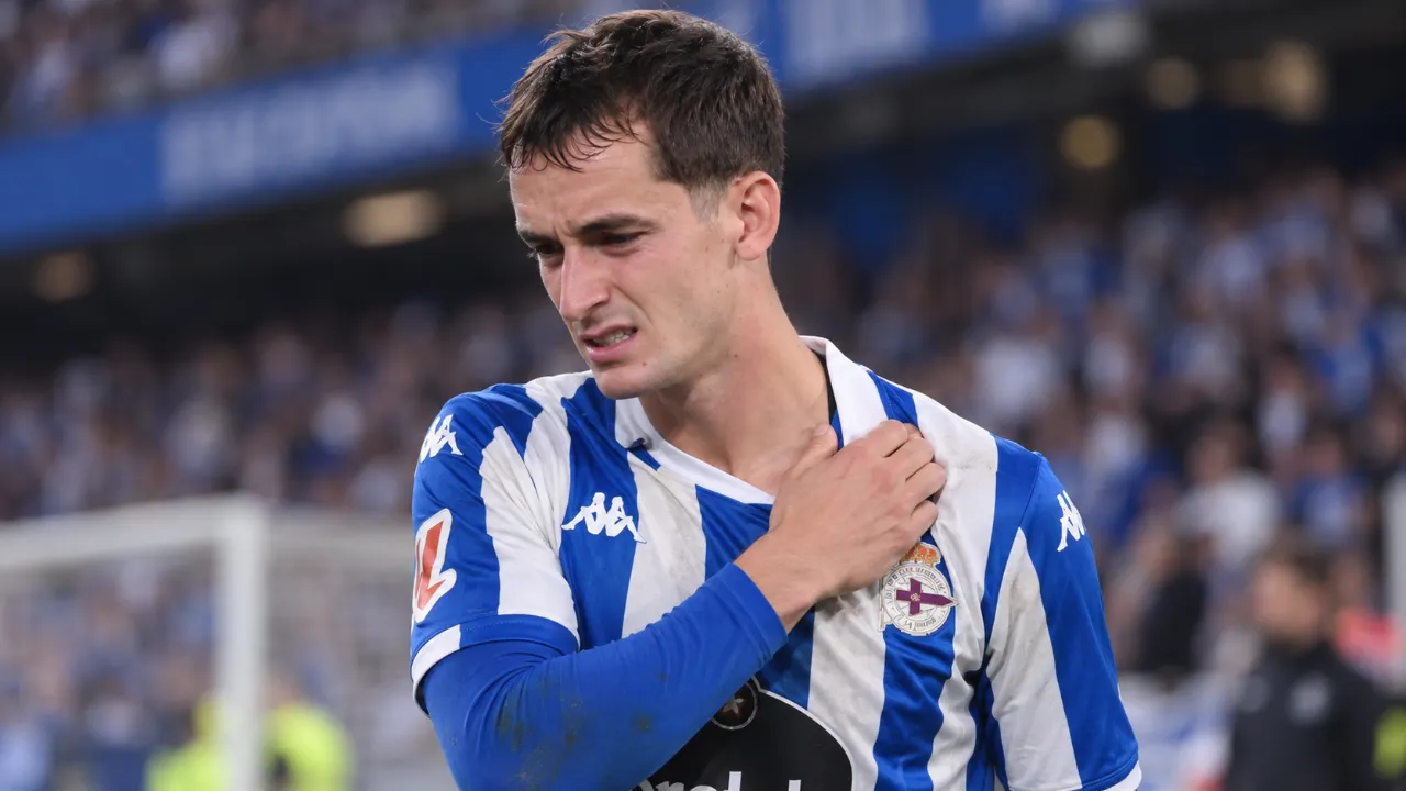 Marc Casadó abandona lesionado tras una caída y señala la zona de la clavícula