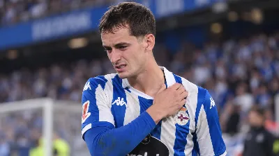 Marc Casadó abandona lesionado tras una caída y señala la zona de la clavícula