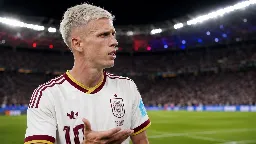 Dani Olmo desmiente a Ayala tras polémica por puñetazo en final del Mundial