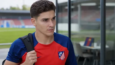 Julián Álvarez vuelve al Atlético; su futuro queda pendiente de la oferta del Barça