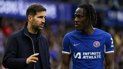 El Como de Fàbregas negocia con el Chelsea por Trevoh Chalobah