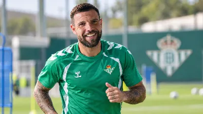 Aitor Ruibal vuelve a entrenar con el Betis más de cuatro meses después de su operación