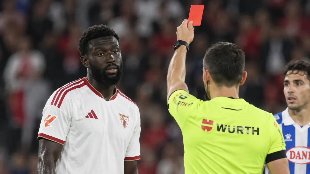 La polémica arbitral del Sevilla: la percepción de una «factura del VAR» tras la roja a Sangante