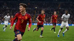 Gavi sorprende como titular en el debut mundialista de España