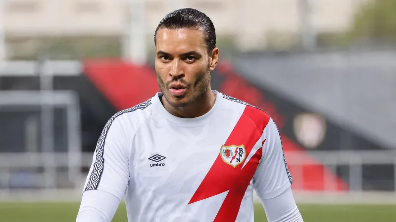Raúl de Tomás vuelve a escena: el Rayo lo cita tras meses sin competir