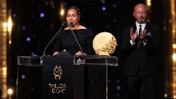 Charlyn Corral recibe el Trofeo Gerd Müller femenino