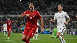 Irán y Nueva Zelanda empatan 2-2 en un partido de reacción y doblete decisivo