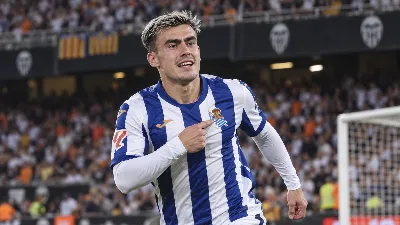 Barrenetxea ilumina Mestalla y vuelve a poner el foco en su continuidad