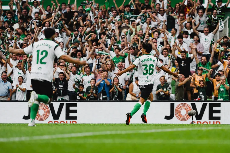 El Racing vuelve a Primera por todo lo alto y planta cara al Villarreal en un estreno de locura