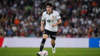 La cláusula de rescisión de Javi Guerra asciende a 60 millones y el Valencia mantiene su postura