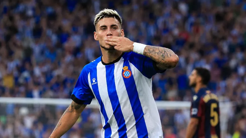 Roberto Fernández lidera la goleada del Espanyol ante un Levante sin respuesta