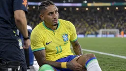 Raphinha se retira con molestias ante Australia y enciende las alarmas en el Barça
