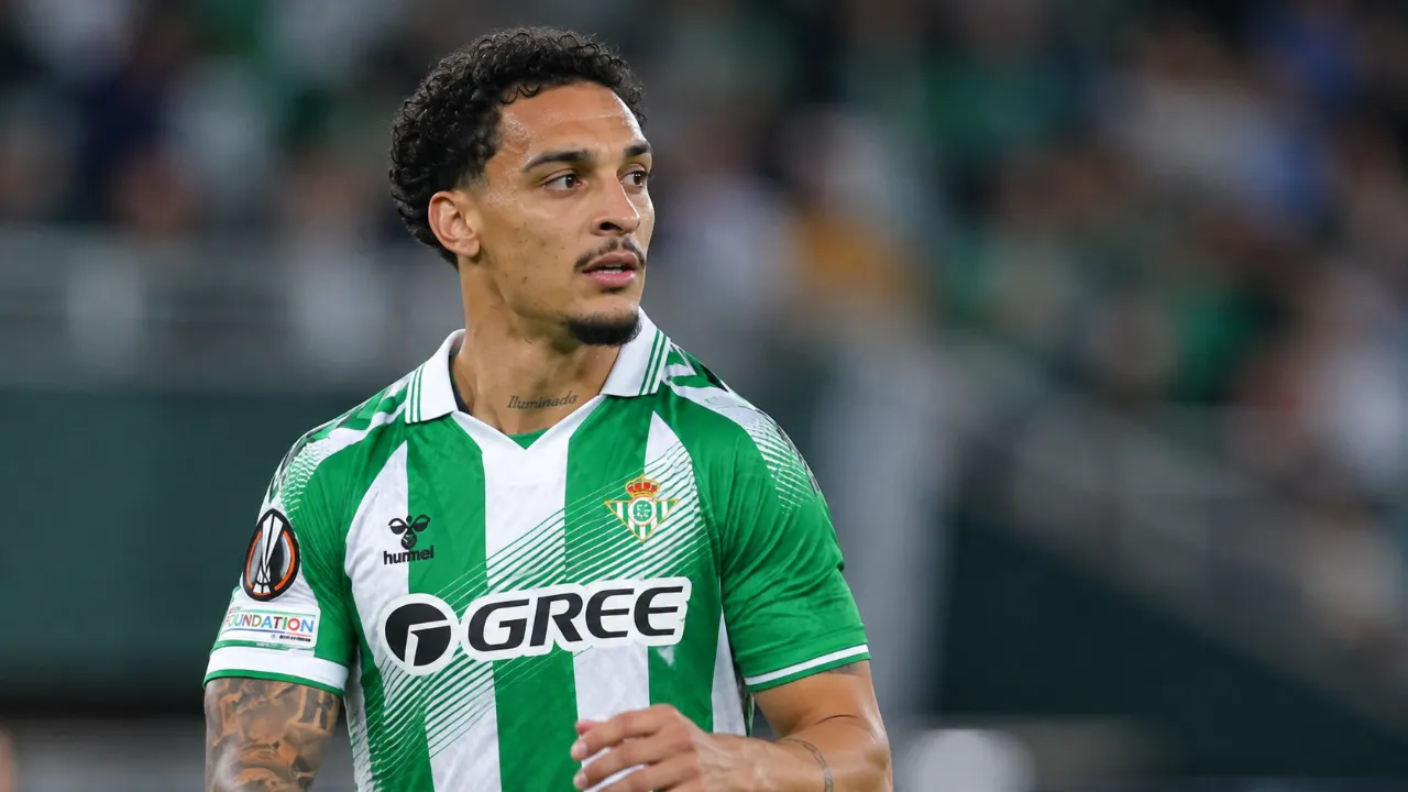 Antony deja atrás las molestias de la pubalgia y explica su calvario físico en el Betis