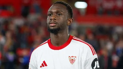 Nianzou abandona el Sevilla para el Lille; el club busca refuerzo en lateral izquierdo
