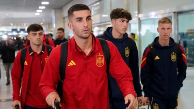 Varios campeones del mundo del FC Barcelona llegan a Barcelona tras celebraciones en Madrid