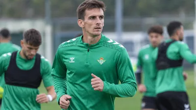 Diego Llorente vuelve a entrenar con el grupo del Betis sin máscara