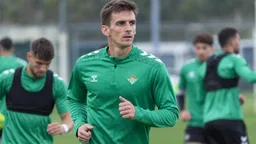 Diego Llorente vuelve a entrenar con el grupo del Betis sin máscara