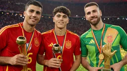 Rodri, Cubarsí y Unai Simón, premiados en un Mundial dominado por España