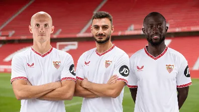 Sevilla presenta a tres nuevos pero no puede inscribirlos mientras busca salidas