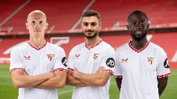 Sevilla presenta a tres nuevos pero no puede inscribirlos mientras busca salidas