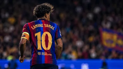 Lamine Yamal estrena el brazalete del Barça y marca de falta en el duelo ante el Feyenoord