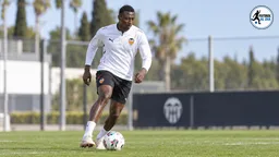 Umar Sadiq da un paso hacia su regreso con el Valencia
