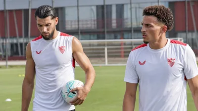 Sevilla gestiona el futuro de Rafa Mir y Rubén Vargas en un mercado condicionado por la necesidad de oxígeno financiero