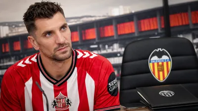 Valencia busca lateral derecho tras la decisión de Meunier y plantea refuerzos en varias líneas