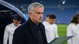 Mourinho estrena convocatoria con ausencias y dudas tácticas ante el Espanyol