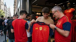 La nueva camiseta de España con dos estrellas sale a la venta y genera colas en Madrid