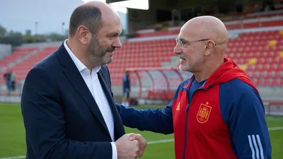 Louzán define a De la Fuente como 'maestro' y adelanta continuidad en la RFEF