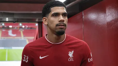 Araújo al Liverpool en préstamo con opción de compra para recuperar minutos