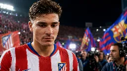 Julián Álvarez, en el centro de la polémica: el Atlético se niega a vender y el Barça insiste