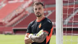 Arnau Tenas prioriza minutos y baja una categoría para jugar en el Mallorca