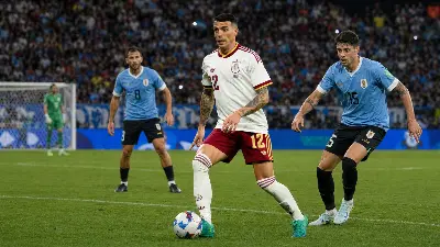 España y Uruguay miden su solidez en un duelo con dudas en el lateral derecho