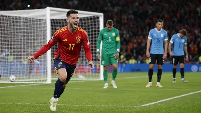 España lidera el Grupo H tras vencer a Uruguay con gol de Baena y error de Muslera