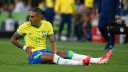 Raphinha abandona el partido de Brasil por molestias musculares y deja dudas para el próximo encuentro