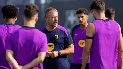 Flick inicia la pretemporada con la defensa como línea más abierta y varias operaciones en el aire