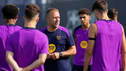 Flick inicia la pretemporada con la defensa como línea más abierta y varias operaciones en el aire
